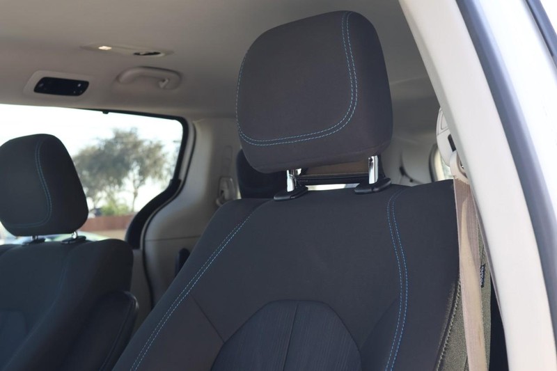 Chrysler Pacifica Vehicle Full-screen Gallery Image 24