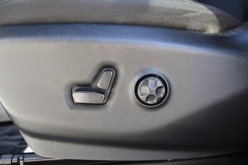 Chrysler Pacifica Vehicle Full-screen Gallery Image 25