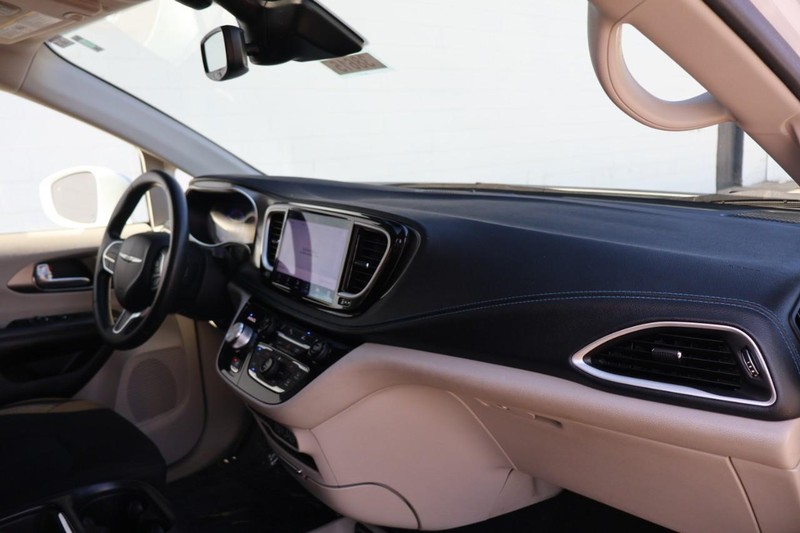 Chrysler Pacifica Vehicle Full-screen Gallery Image 26