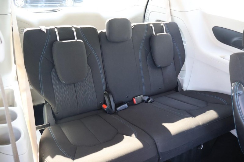 Chrysler Pacifica Vehicle Full-screen Gallery Image 29