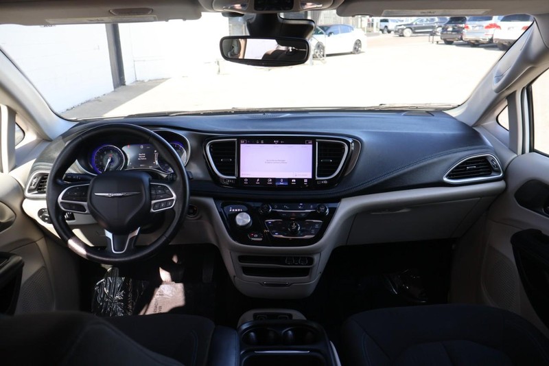 Chrysler Pacifica Vehicle Full-screen Gallery Image 31