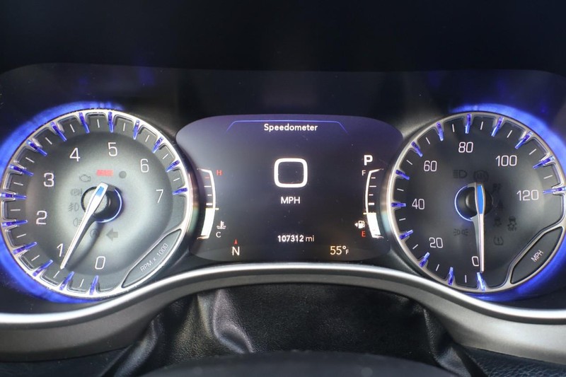 Chrysler Pacifica Vehicle Full-screen Gallery Image 32