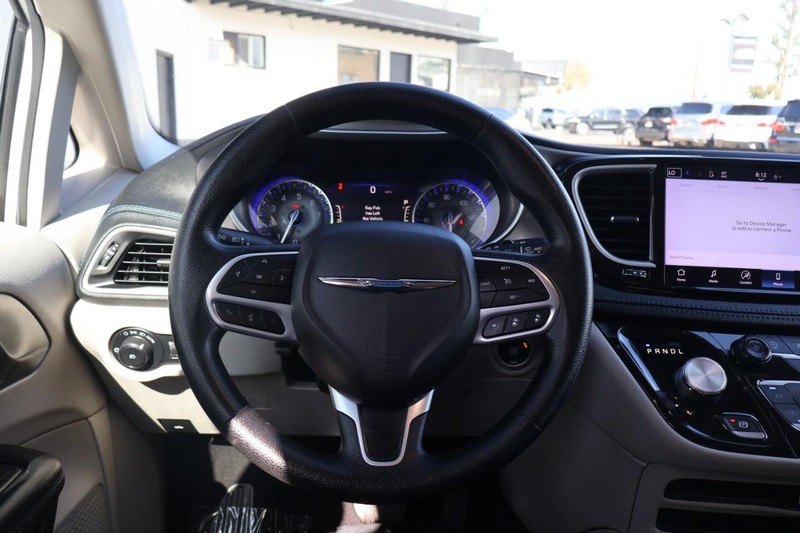 Chrysler Pacifica Vehicle Full-screen Gallery Image 33