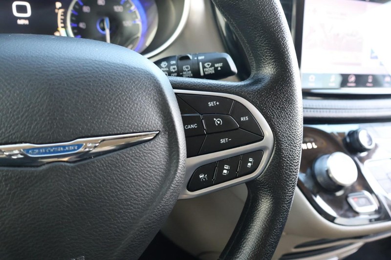 Chrysler Pacifica Vehicle Full-screen Gallery Image 35