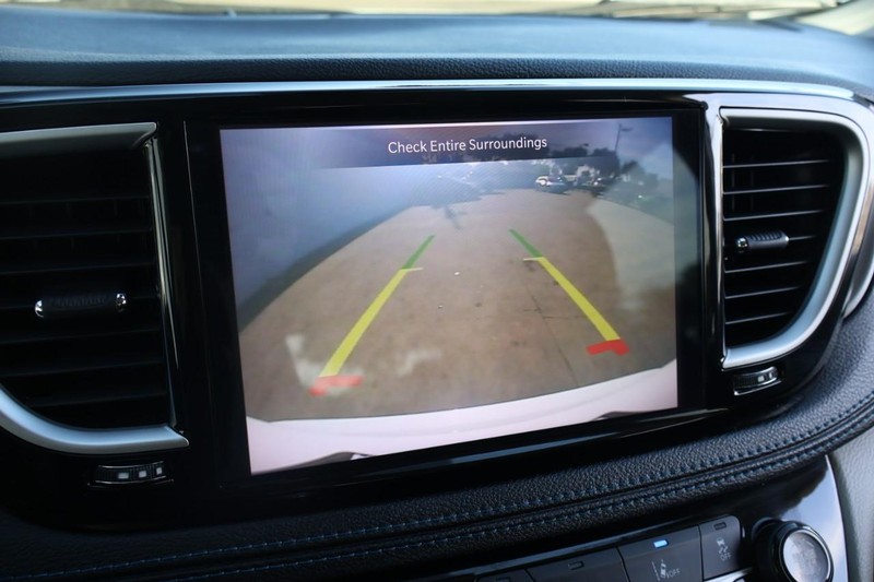 Chrysler Pacifica Vehicle Full-screen Gallery Image 39