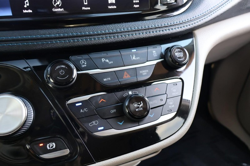 Chrysler Pacifica Vehicle Full-screen Gallery Image 40