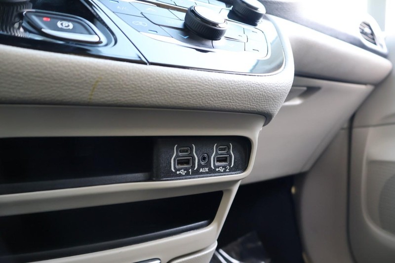 Chrysler Pacifica Vehicle Full-screen Gallery Image 41