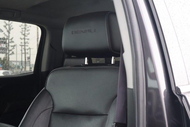 GMC Sierra 2500HD Vehicle Full-screen Gallery Image 18