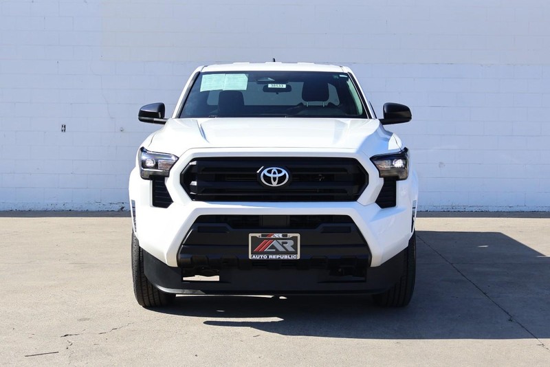 Toyota Tacoma 2WD Vehicle Full-screen Gallery Image 02