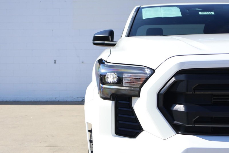 Toyota Tacoma 2WD Vehicle Full-screen Gallery Image 03