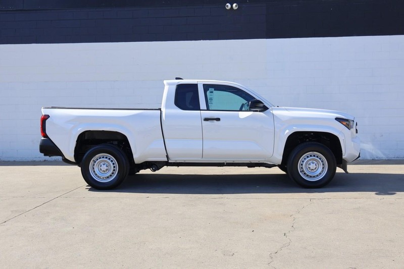 Toyota Tacoma 2WD Vehicle Full-screen Gallery Image 04