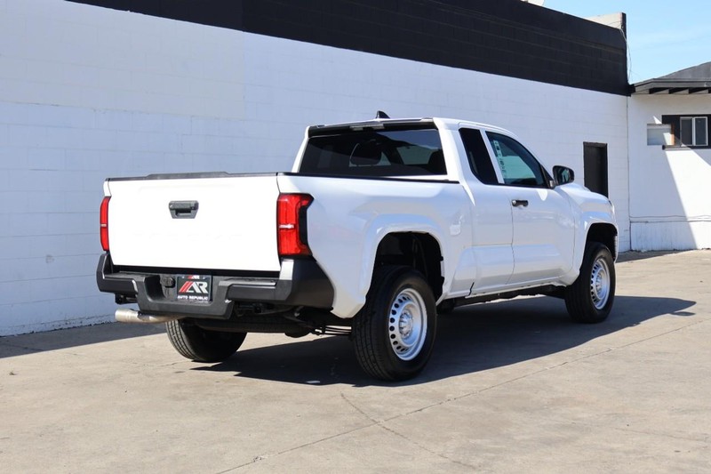 Toyota Tacoma 2WD Vehicle Full-screen Gallery Image 05