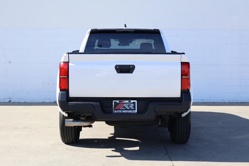 Toyota Tacoma 2WD Vehicle Full-screen Gallery Image 06