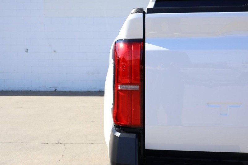 Toyota Tacoma 2WD Vehicle Full-screen Gallery Image 07