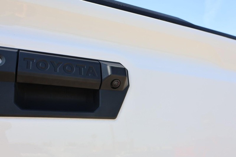 Toyota Tacoma 2WD Vehicle Full-screen Gallery Image 08