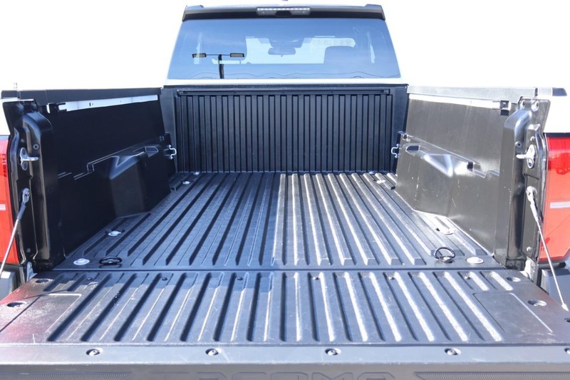 Toyota Tacoma 2WD Vehicle Full-screen Gallery Image 09