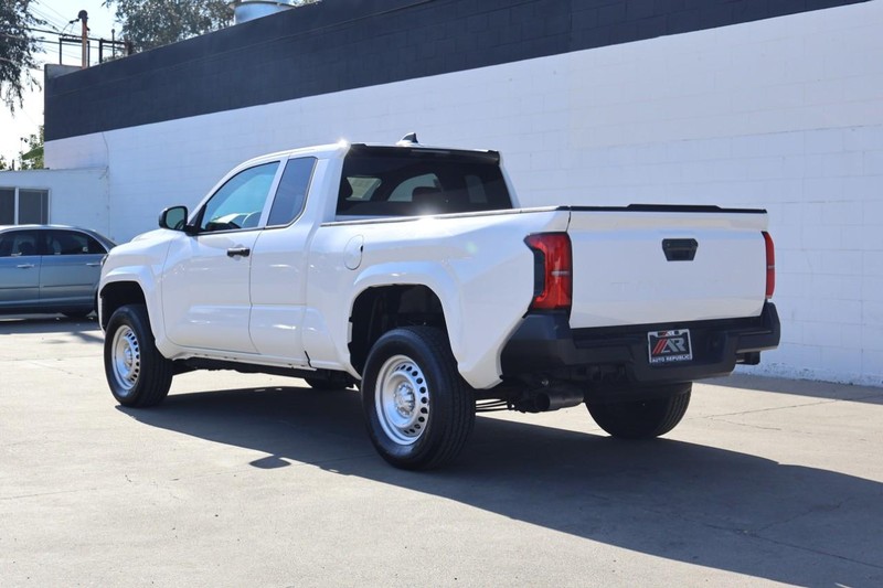 Toyota Tacoma 2WD Vehicle Full-screen Gallery Image 10