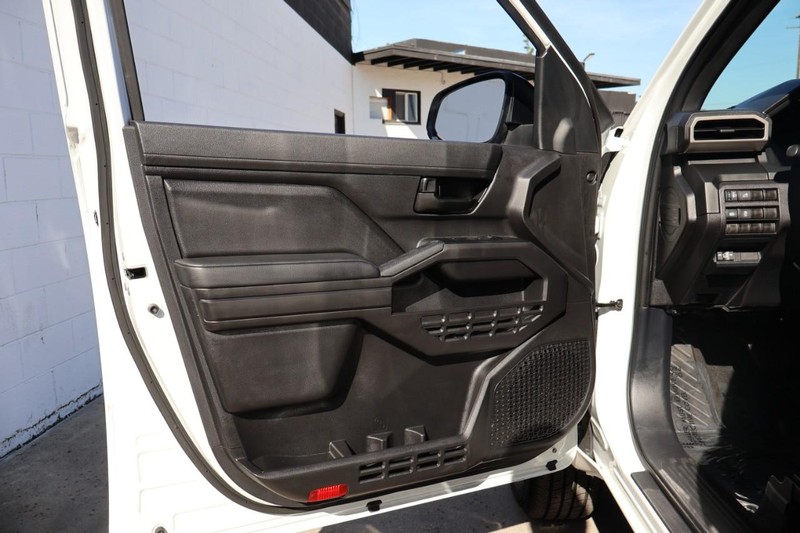 Toyota Tacoma 2WD Vehicle Full-screen Gallery Image 15