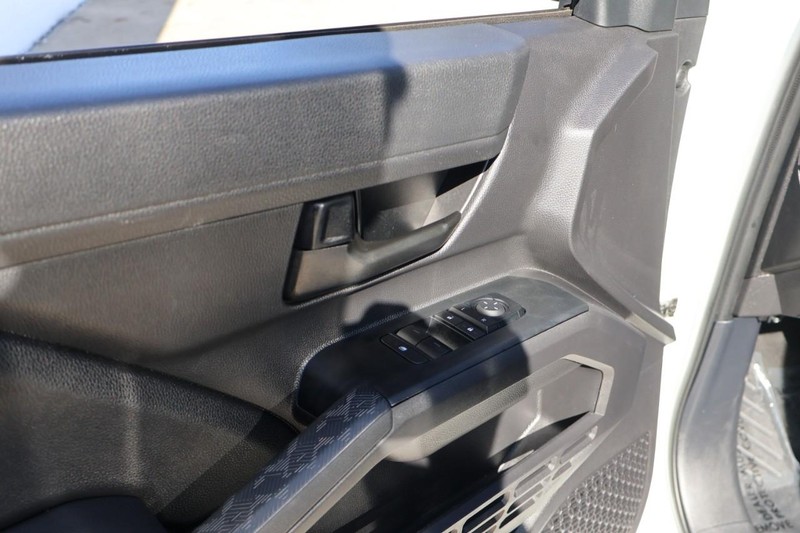 Toyota Tacoma 2WD Vehicle Full-screen Gallery Image 16