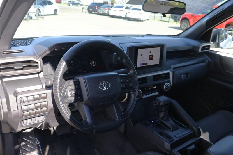 Toyota Tacoma 2WD Vehicle Full-screen Gallery Image 17