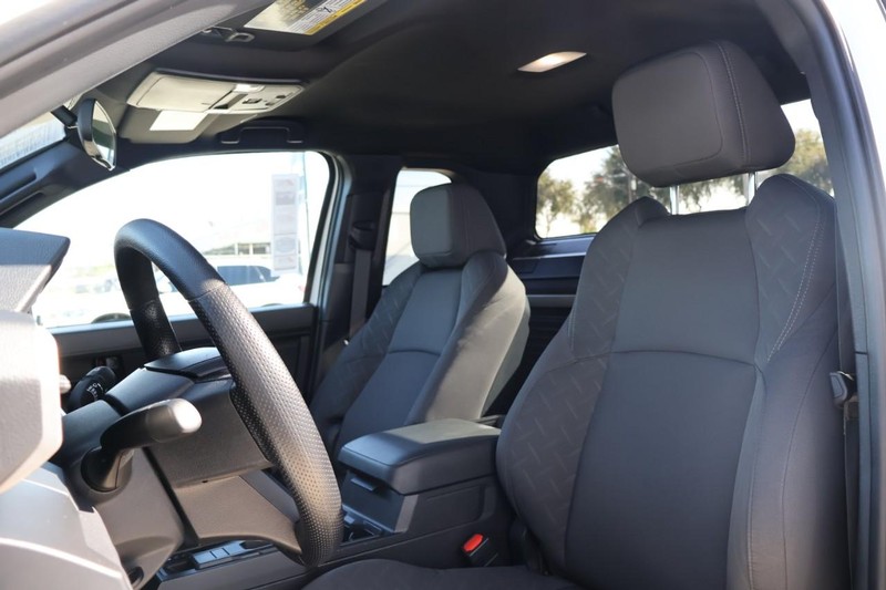 Toyota Tacoma 2WD Vehicle Full-screen Gallery Image 19