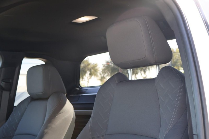 Toyota Tacoma 2WD Vehicle Full-screen Gallery Image 20