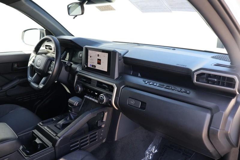 Toyota Tacoma 2WD Vehicle Full-screen Gallery Image 21