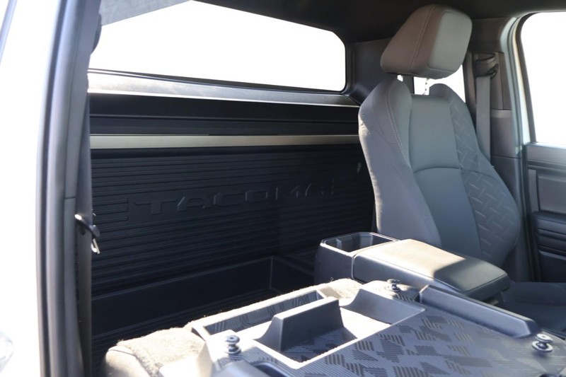 Toyota Tacoma 2WD Vehicle Full-screen Gallery Image 23