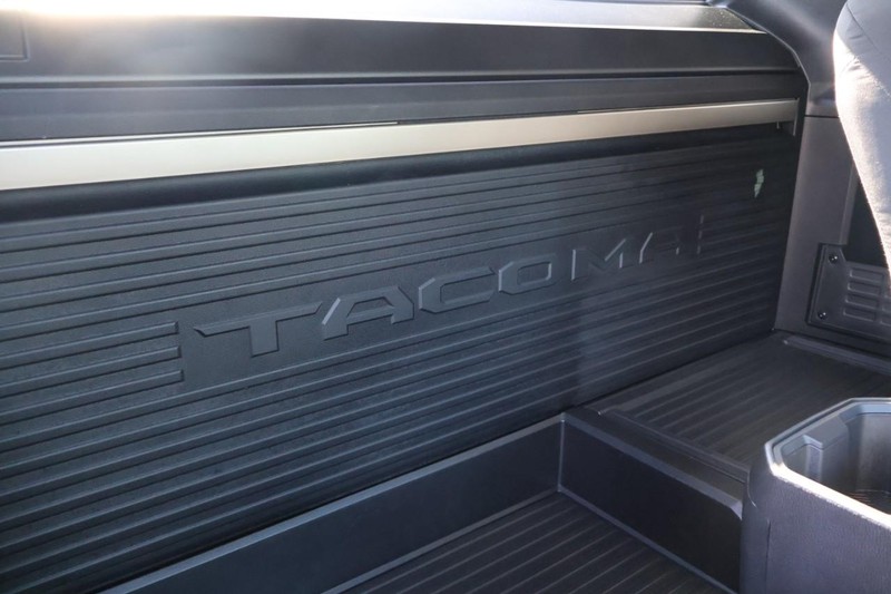 Toyota Tacoma 2WD Vehicle Full-screen Gallery Image 24