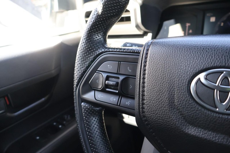 Toyota Tacoma 2WD Vehicle Full-screen Gallery Image 27