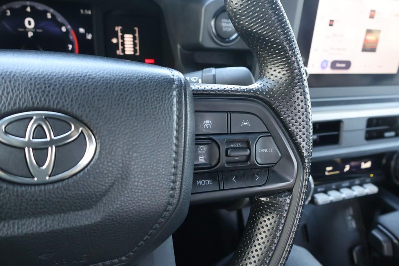 Toyota Tacoma 2WD Vehicle Full-screen Gallery Image 28