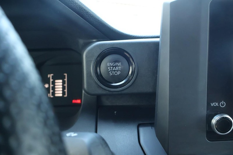 Toyota Tacoma 2WD Vehicle Full-screen Gallery Image 29