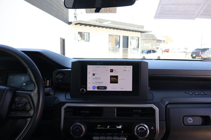 Toyota Tacoma 2WD Vehicle Full-screen Gallery Image 30