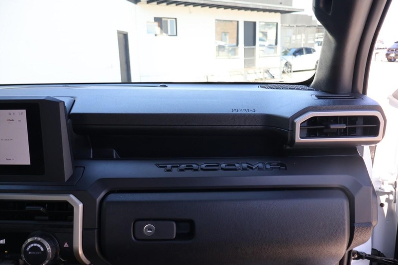 Toyota Tacoma 2WD Vehicle Full-screen Gallery Image 31