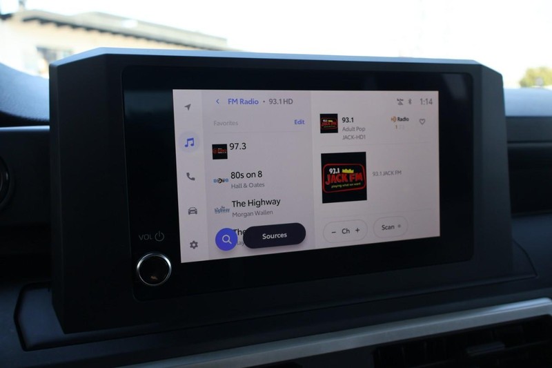 Toyota Tacoma 2WD Vehicle Full-screen Gallery Image 32