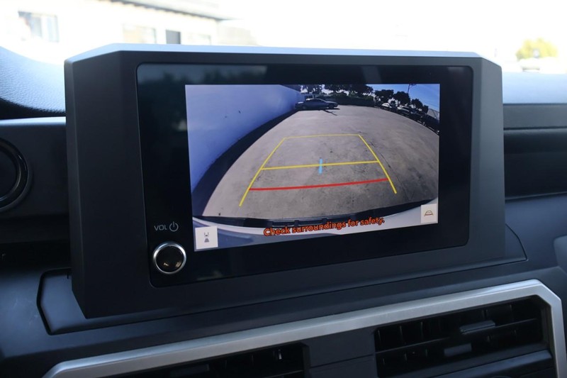 Toyota Tacoma 2WD Vehicle Full-screen Gallery Image 33