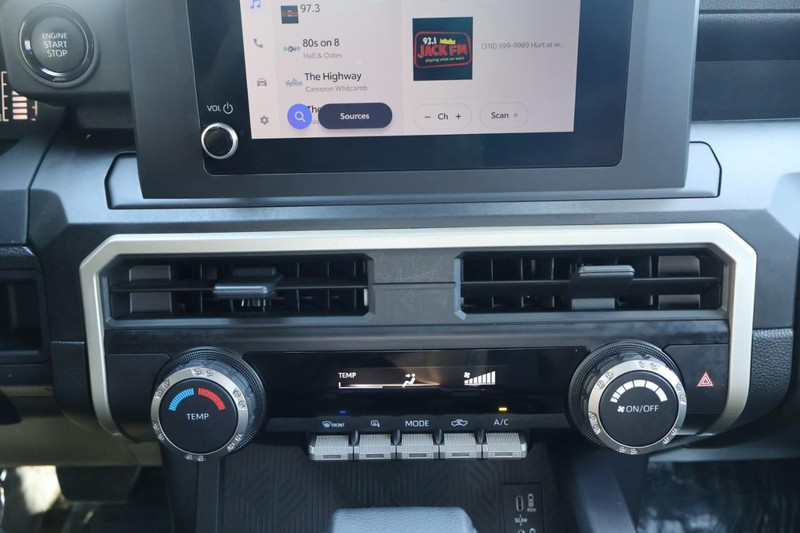 Toyota Tacoma 2WD Vehicle Full-screen Gallery Image 34