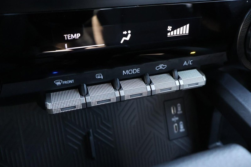 Toyota Tacoma 2WD Vehicle Full-screen Gallery Image 35