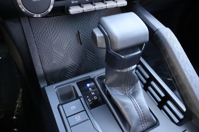 Toyota Tacoma 2WD Vehicle Full-screen Gallery Image 36