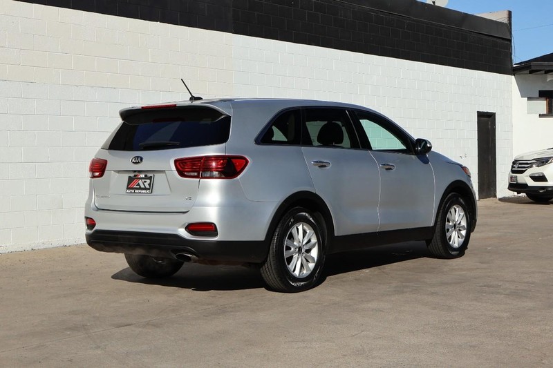 Kia Sorento Vehicle Full-screen Gallery Image 05