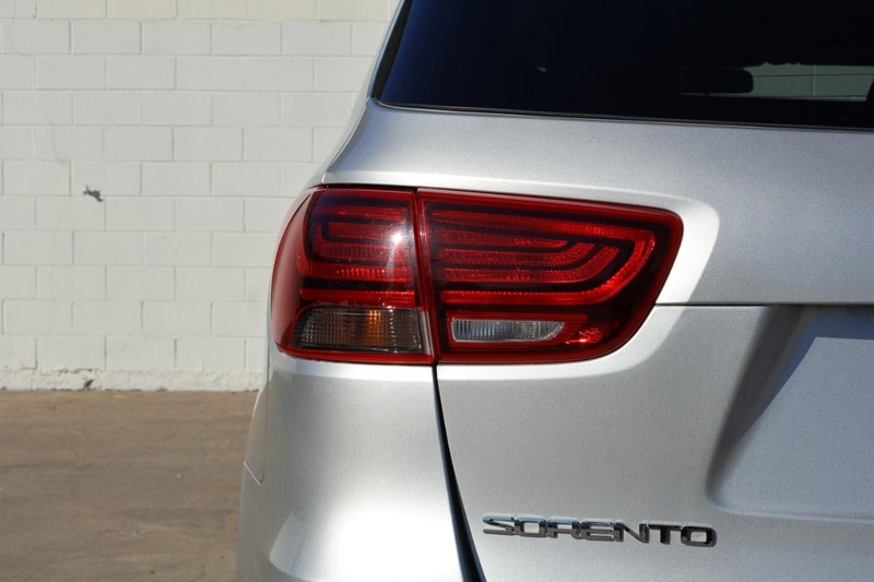 Kia Sorento Vehicle Full-screen Gallery Image 07