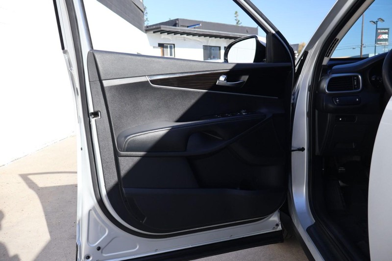 Kia Sorento Vehicle Full-screen Gallery Image 15