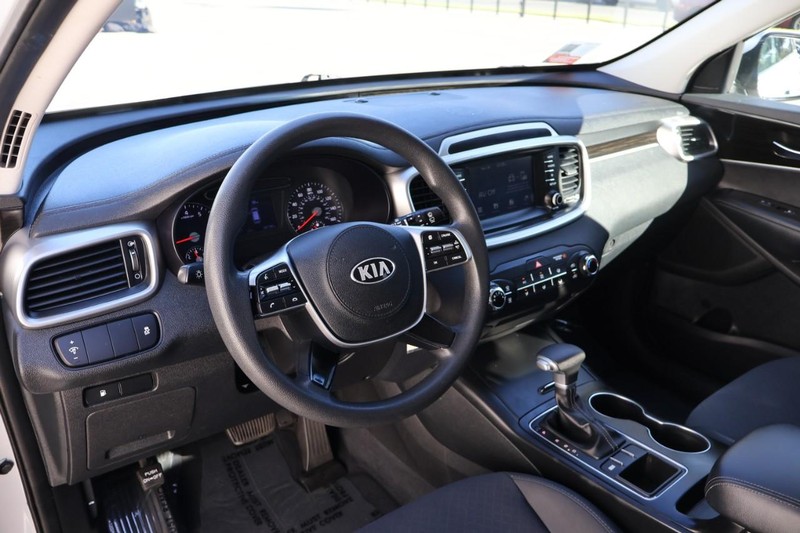 Kia Sorento Vehicle Full-screen Gallery Image 17