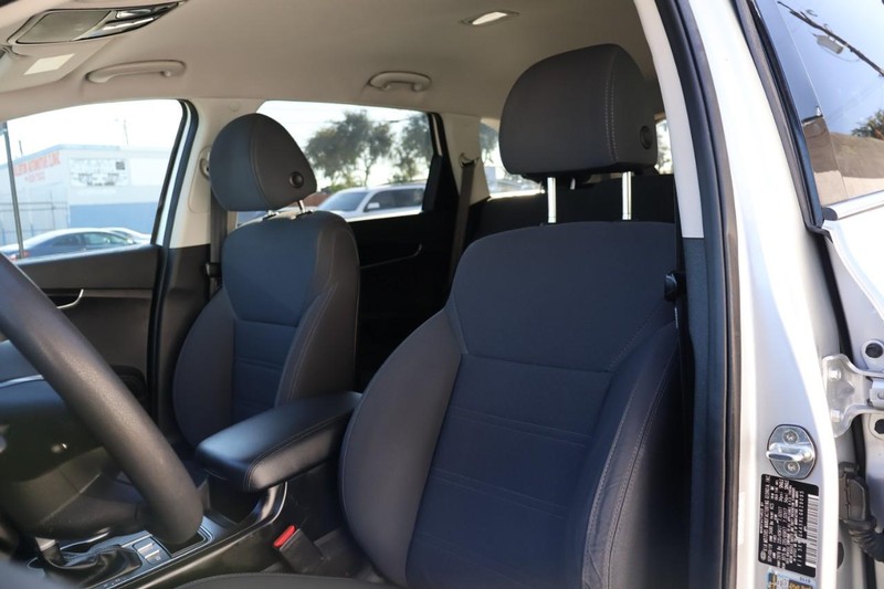 Kia Sorento Vehicle Full-screen Gallery Image 18