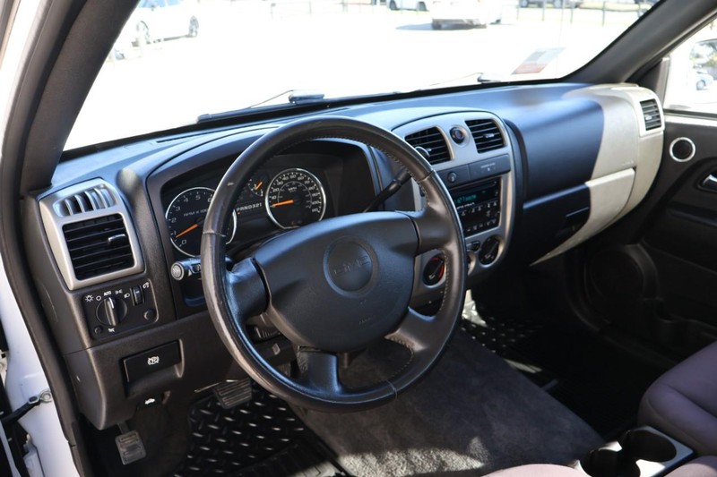 GMC Canyon Vehicle Full-screen Gallery Image 17