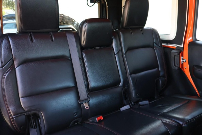 Jeep Wrangler Unlimited Vehicle Full-screen Gallery Image 26