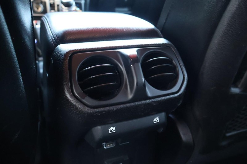 Jeep Wrangler Unlimited Vehicle Full-screen Gallery Image 28