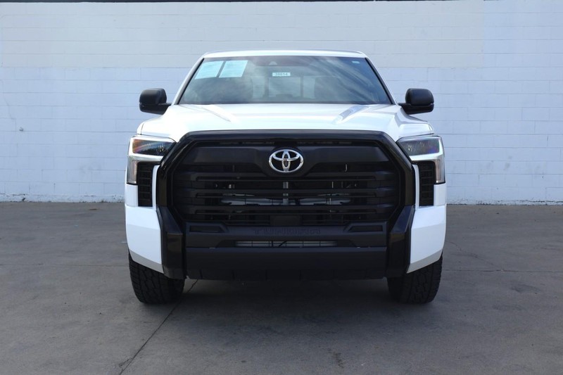 Toyota Tundra Vehicle Full-screen Gallery Image 03