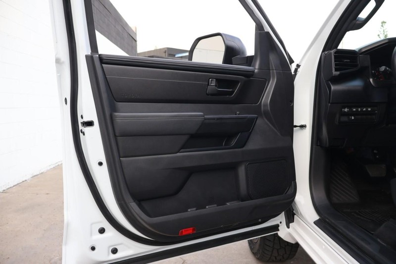 Toyota Tundra Vehicle Full-screen Gallery Image 16