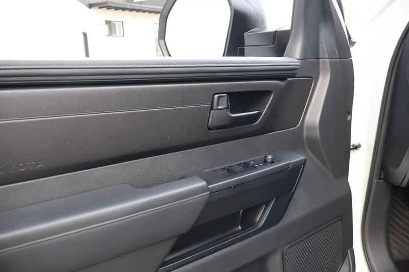 Toyota Tundra Vehicle Full-screen Gallery Image 17